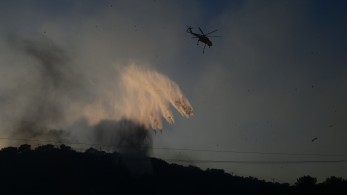 Μικρές πύρινες εστίες στην περιοχή Ερυθρός Νέας Μάκρης - «Η πιο δύσκολη φωτιά των τελευταίων ετών»