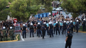 Ήταν αυτή συγκέντρωση κατοίκων; Δεν τσίμπησαν οι πληγέντες, δεν έγιναν ντεκόρ σε σόου