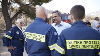 Φωτιά στην Αττική: αυτοψία Μητσοτάκη στις πληγείσες περιοχές της Πεντέλης