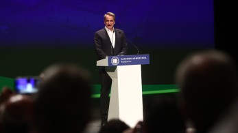 O πρωθυπουργός παραδίδει έργα και όχι μουσαμάδες