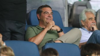 Στην κερκίδα ο Τσίπρας, ενώ ο ΣΥΡΙΖΑ καταρρέει