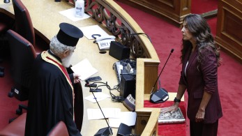 ΣΥΡΙΖΑ: ορκίστηκε η Πόπη Τσαπανίδου - «Θα δούμε τι θα γίνει» είπε για το ενδεχόμενο διαγραφής της