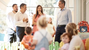 Μητσοτάκης: επίσκεψη σε βρεφονηπιακό σταθμό με μήνυμα για το δημογραφικό