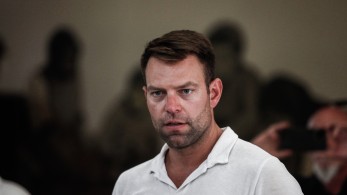 Κασσελάκης: με ρεσιτάλ λαϊκισμού και εμπόριο πόνου επιτίθεται στην κυβέρνηση από τη Θεσσαλία