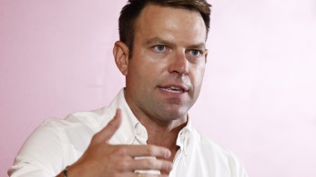 Ο μπαμπάς Κασσελάκης κάνει σήμα να χειροκροτήσουν τον Στέφανο στην Κ.Ε. - Χαμός στο X