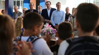 Στο 2ο Δημοτικό Γλυφάδας για την έναρξη της νέας σχολικής χρονιάς ο πρωθυπουργός (φωτό)