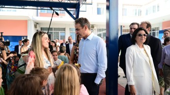 Μητσοτάκης σε μαθητές στη Γλυφάδα: Να συμφωνήσουμε ότι την ώρα που είμαστε στο σχολείο το κινητό είναι στην τσάντα