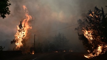 Φωτιά στον Βαρνάβα: νέο μήνυμα του 112 για εκκένωση Ροδόπολης και Αμυγδαλέζας προς Κηφισιά