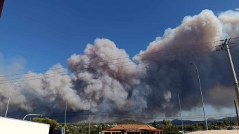 Συνεχή μηνύματα του 112 για εκκένωση των περιοχών στη Δυτική Αττική