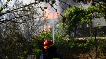 Φωτιά στον Βαρνάβα: επιχείρηση απεγκλωβισμού 25 ατόμων από την ΟΠΚΕ