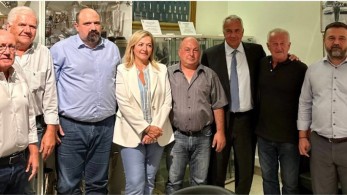 Με πυρόπληκτους αγρότες του Μαραθώνα συναντήθηκε ο Βορίδης