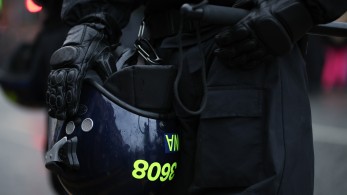 Βίαιες ταραχές σε πόλεις της Αγγλίας όπου συνεχίζονται οι αντιμεταναστευτικές διαδηλώσεις