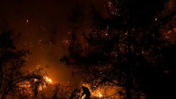 Μεγάλη φωτιά απειλεί την Ανατολική Μάνη (vid)