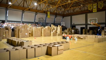 Συγκέντρωση ειδών πρώτης ανάγκης σε δήμους της Αττικής