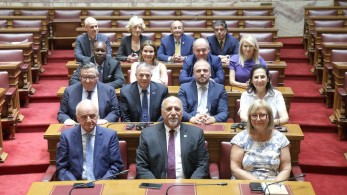 Η Παγκόσμια Διακοινοβουλευτική Ένωση Ελληνισμού στη Βουλή για τα 50 χρόνια Δημοκρατίας