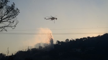 Φωτιά στην Αττική: μάχη με αναζωπυρώσεις και διάσπαρτες εστίες