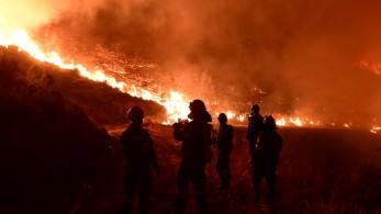 Nύχτα αγωνίας στα πύρινα μέτωπα - Μάχη με τις φλόγες σε Βριλήσσια, Πεντέλη