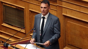 Άτακτη αναδίπλωση Καραμέρου για τις συκοφαντίες σε Μαρινάκη