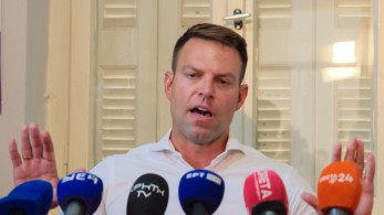 Ο Κασσελάκης ψάχνει τη Λινού για να του παραδώσει την έδρα Ο Κασσελάκης ψάχνει τη Λινού για να του παραδώσει την έδρα
