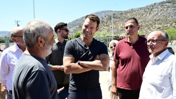 Κασσελάκης: από τη Μύκονο στην Καμπούλ… μια (παράνομη) πισίνα δρόμος