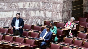 Η Αθηνά Λινού επέλεξε να καθίσει στα έδρανα της Νέας Αριστεράς, αντί για τους ανεξάρτητους βουλευτές