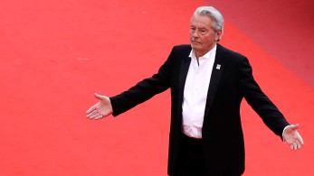 Αλέν Ντελόν: πέθανε ο εμβληματικός ζεν πρεμιέ του σινεμά - Οι ταινίες, οι έρωτες και η απομόνωση