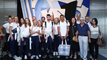 Επέστρεψε από το Παρίσι η ελληνική αποστολή - Αποθέωση στο αεροδρόμιο