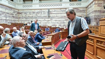 Ο Πολάκης...  καληνυχτίζει τη Λινού: «Έχετε στήσει μηχανή διασπάθισης δημοσίου χρήματος»