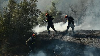 Πυροσβεστική: οι αναζωπυρώσεις και οι κηλιδώσεις δημιουργούν συνεχώς νέες εστίες