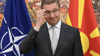 Βόρεια Μακεδονία: ο πρωθυπουργός φωτογραφήθηκε φόντο με σημαίες με τον Ήλιο της Βεργίνας Βόρεια Μακεδονία: ο πρωθυπουργός φωτογραφήθηκε φόντο με σημαίες με τον Ήλιο της Βεργίνας