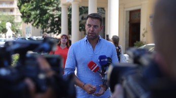 Ο Άγγελος Τσέκερης καίει τον Κασσελάκη για τους απολυμένους της «Αυγής»