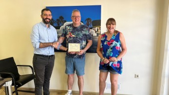 Ρόδος: τιμήθηκε ζευγάρι Βρετανών που έχει επισκεφθεί το νησί πάνω από 100 φορές