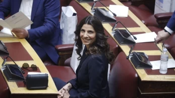 Με τις ευλογίες Τσίπρα, η Τσαπανίδου παίρνει την έδρα και ανοίγει πολιτικό γραφείo - Εκνευρισμένος ο Κασσελάκης