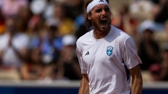 Εκτός εαυτού ο Τσιτσιπάς, έβρισε χυδαία τον πατέρα του και τον έδιωξε από το γήπεδο