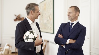 Συνάντηση Κυριάκου Μητσοτάκη με τον πρόεδρο της UEFA - Εύσημα για την πρόοδο στην καταπολέμηση της οπαδικής βίας