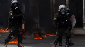 Επίθεση με μολότοφ σε διμοιρία των ΜΑΤ: τραυματισμός αστυνομικού