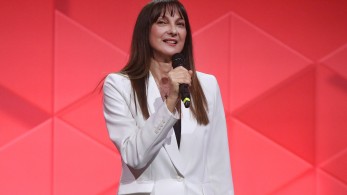 Έλενα Κουντουρά: αναθερμαίνει το αφήγημα των σιδηροδρόμων και εκθέτει τη χώρα στην Κομισιόν