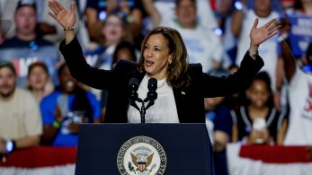 ΗΠΑ: η Όπρα Γουίνφρι υποδέχθηκε την Κάμαλα Χάρις σε μια εκδήλωση γεμάτη αστέρες