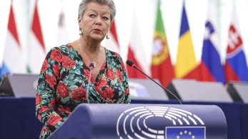 Κομισιόν για μεταναστευτικό: Οι έλεγχοι στα εσωτερικά σύνορα της ΕΕ πρέπει να είναι προσωρινοί, μέτρο έσχατης ανάγκης