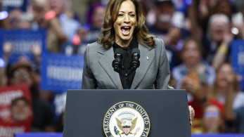 Bloomberg: μικρό προβάδισμα Κάμαλα Χάρις στις κρίσιμες πολιτείες έναντι του Ντόναλντ Τραμπ