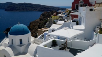 Ξενοδόχοι Σαντορίνης: θέλουν και την πίτα ολόκληρη και τον σκύλο χορτάτο