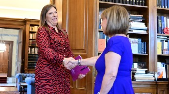 Κατερίνα Σακελλαροπούλου: «Όχι» στη Ζωή Κωνσταντοπούλου για τη δημοσιοποίηση των πρακτικών του Συμβουλίου Αρχηγών του 2015