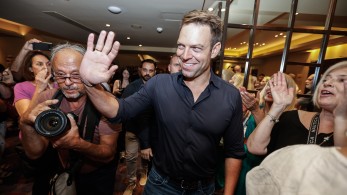 Ο απολίτικ παπατζής και το κόμμα-τσίρκο