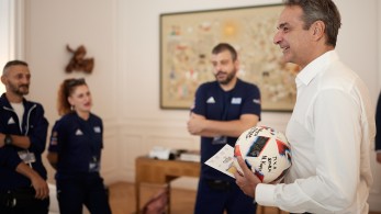 Συνάντηση Μητσοτάκη με την Εθνική Ομάδα Ποδοσφαίρου Αστέγων: Το δικό σας παράδειγμα έχει μεγάλη σημασία