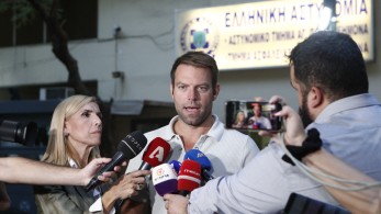 Σόου Κασσελάκη έξω από το αστυνομικό τμήμα