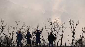 Χωρίς ενεργό μέτωπο η φωτιά στο Ξυλόκαστρο - Μάχη με τις διάσπαρτες εστίες