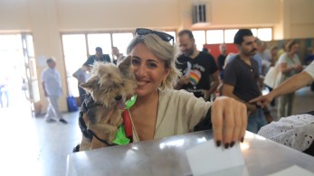 Εκλογές ΠΑΣΟΚ: στις κάλπες και με τα κατοικίδια