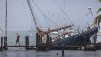 Φλόριντα ώρα μηδέν: ο κυκλώνας Μίλτον απέχει 240 χιλιόμετρα από την Τάμπα - Ανεμοστρόβιλοι σχηματίζονται ήδη