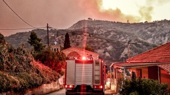 Φωτιά στο Ξυλόκαστρο: συνεχίζεται η μάχη των πυροσβεστικών δυνάμεων - Εκκενώνονται τα Σοφιανά Φωτιά στο Ξυλόκαστρο: συνεχίζεται η μάχη των πυροσβεστικών δυνάμεων - Εκκενώνονται τα Σοφιανά