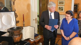 Στην «G7 Πολιτισμού» η Λίνα Μενδώνη: «Τιμάται η χώρα μας» - Το αρχαίο αγγείο που παρέλαβε